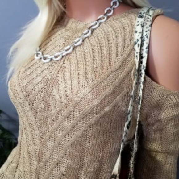 Cold Shoulder Knitted Spring Top - Picture 2 of 7